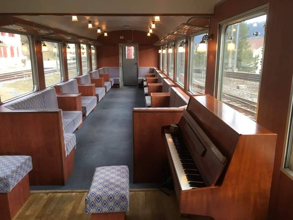 Pianiste dans un train Un pianiste compétent, adapté à la situation.
